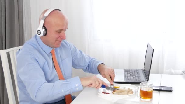 Businessperson Breakfast Pause Listen Music Cellphone Using Headphones — Stock Video