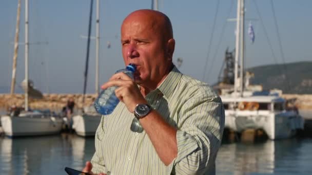 Sprzedawca Praca Turystyce Biznesowej Potu Pić Świeży Zimnej Wody — Wideo stockowe