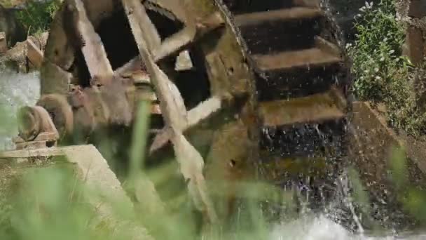 Houten Wiel Produceren Energie Met Behulp Van Water Force Oude — Stockvideo