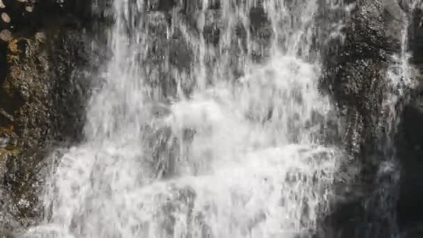 Kristal Bir Dağ Ladscape Beyaz Köpük Ile Büyük Şelale — Stok video