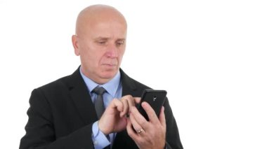 Prezentabl işadamı cep telefonu beyaz arka plan görüntüsü için konuşuyor