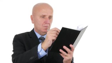 İşadamının iş yazma kalemi beyaz arka plan resmi kullanarak gündemindeki