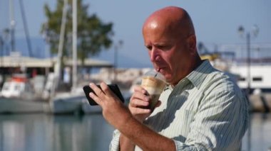 Turizm satış temsilcisi e-posta iletileri denetle ve buzlu kapuçino içmek