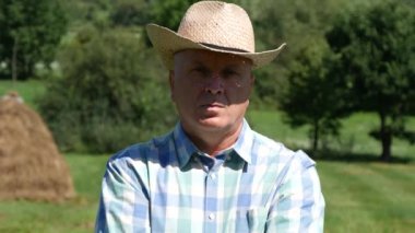 Kendine güvenen röportajda ciddi seyir silah ile çiftçi kalmak geçti