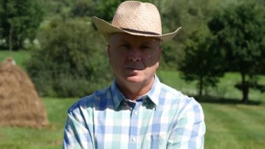 Kendine güvenen çiftçi geçti silah ile gülümseme ve başparmak yukarıya işareti yapmak