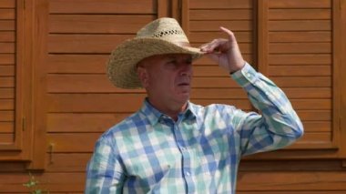 Yazlık duvar arka planda etrafa bakıyor çiftlik bahçede yürüyüş çiftçi