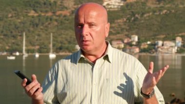 Konuşmak ve Tv Reportage Mobile el ile el hareketi Turizm iş adamı