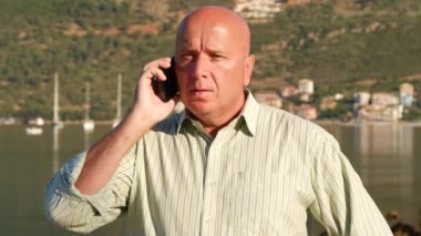 Turizm işadamı cep telefonuyla bağlantı noktası konuşma iş