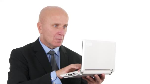 Empresário Use Laptop Leia Más Notícias Faça Gestos Mão Decepcionados — Vídeo de Stock