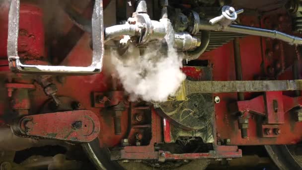 用蒸汽发动机工作的旧列车机械部件关闭视图 — 图库视频影像