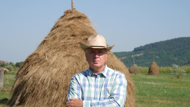 Bauer Mit Cowboyhut Daumen Hoch Und Lächelt Glücklich — Stockvideo