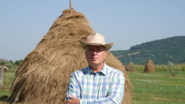 Farmář Zůstat Čekat Rukama Zkříženýma Rozhlížel Vnější Pohled — Stock video