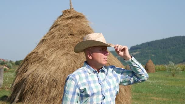帽子を手で影を作って太陽光から目を保護する農家 — ストック動画