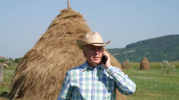 Landwirt Gespräch Mit Handy Und Gestikulierendem Außen Schießen Ackerland Hintergrund — Stockvideo