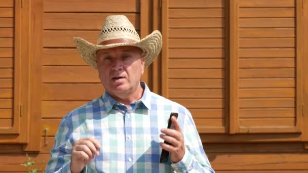 Agricultor Com Tablet Mão Falando Gesturing Sobre Agricultura Negócios — Vídeo de Stock