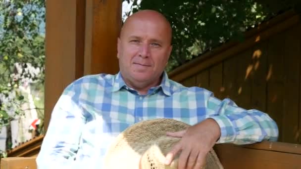 Agricultor Disfruta Columpiarse Una Mecedora Mostrar Los Pulgares Hacia Arriba — Vídeos de Stock