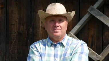 Çiftçi görüntü konaklama Tv emin kovboy sunu gülümseyen kamera önünde