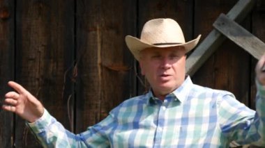 El başka bir kişiye tarım iş bahsediyoruz yürüyüş çiftçi