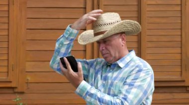 Çiftçi kullanım cep telefonu e-posta alma ve okuma manifatura iletileri için