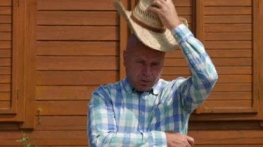 Sıcak bir yaz günü ve kovboy şapkasını almak terleme çiftçi