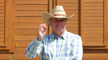 Çiftçi gülümseme ve Ok işareti el hareketleri yapmak