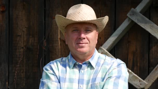 Imagem Agricultor Fique Frente Câmera Sorrindo Confiante Apresentação Cowboy — Vídeo de Stock