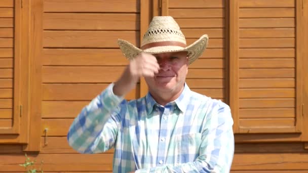 农夫敬礼摘下他的帽子你好手势微笑的态度 — 图库视频影像
