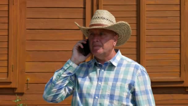 Agricultor Vestindo Chapéu Vaqueiro Conversando Com Telefone Móvel Frente Armazém — Vídeo de Stock