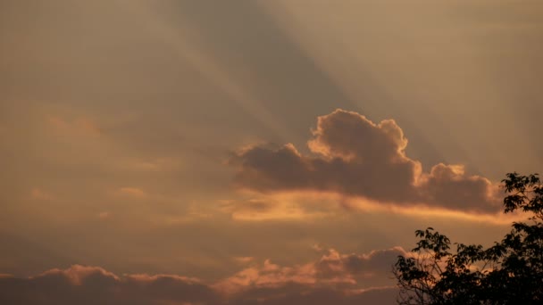 Vista Cielo Con Belle Nuvole Luci Ombre Nel Tramonto Rosso — Video Stock