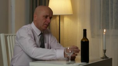 Adam yalnız Restoran akşam yemeği harcama kırmızı şarap alkollü içki tadına bak.