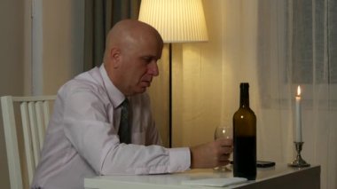 Tek başına bir şişe şarap esneme Restoran içki bizzat dizzy ve uykuya hissediyorum