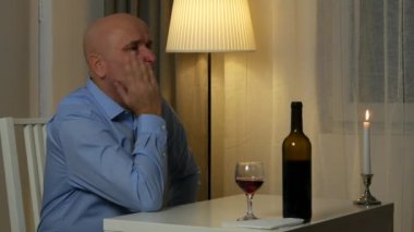 Kişi kalmak hayal kırıklığına uğramış ve restoran sıkılmış ve üzgün toplantıda dinle