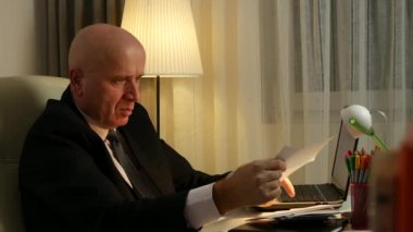 Şirket muhasebeci onay faturalar işadamı doğrulayın sürpriz borç ödeme