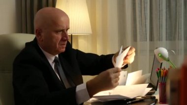 Umutsuz işadamı oku muhasebe belgeleri sinirli ve tedirgin eller