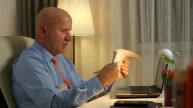 Bir gazetede çalışan bir okuma oda ofis işadamı duraklatma