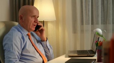 Cep telefonu için konuşmak ve sinirli ve tedirgin eller kızgın işadamı