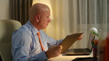 İşadamı muhasebe iş analiz dizüstü dosyaları belgelerle Pano