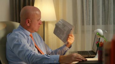 Kendine güvenen işadamı gazete son finansal bilgi'nın arıyor