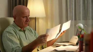 Gergin mimik tahriş hayal kırıklığına işadamı onay muhasebe evrakları