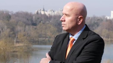 Ofis dışında kendinden emin bekleyen arıyorum ciddi işadamı sunu