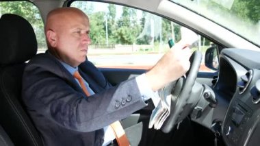 Sürücü okuma gazete ve onun elinde kalem tutan reklamlar istihdam için arıyorsunuz
