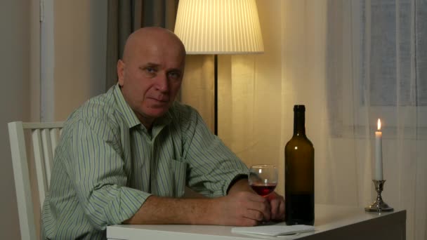 Gelangweilte Person Tisch Restaurant Mit Einem Glas Wein Der Hand — Stockvideo