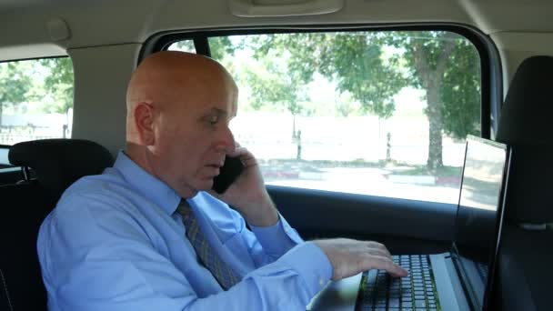 Omul Afaceri Călătorește Taxiul Folosind Laptopul Vorbește Despre Afaceri Mobil — Videoclip de stoc