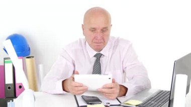 Veritabanına erişmek için Office kullanımı dizüstü ve Tablet çalışan mühendis