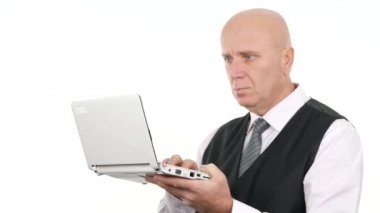 İş adamı iş dizüstü Internet bağlantısı kullanarak veritabanı