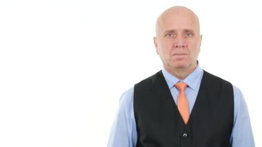 Parmak ve jestleri Yaşasın yapmak ile işaret eden işadamı