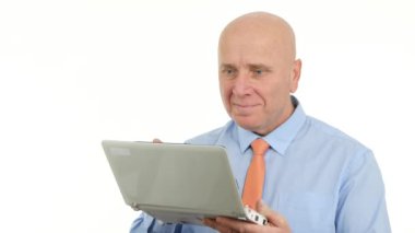 İşadamı kullanmak Laptop almak mutlu olun kazanan jest mimik iyi haber