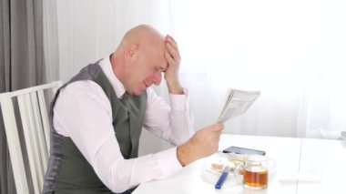 Hevesli işadamının Gazete'de iyi haber okuduktan sonra mutlu el hareketi