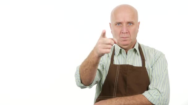 严肃的厨师指着手指表示某人竖起大拇指示意 — 图库视频影像