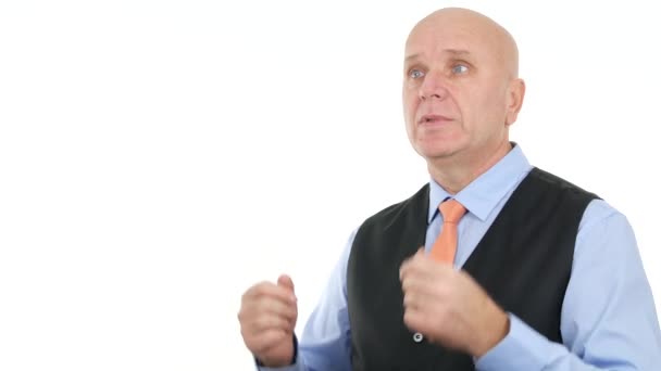 Geschäftsmann Spricht Fernsehreportage Selbstbewusst Über Finanzfragen — Stockvideo